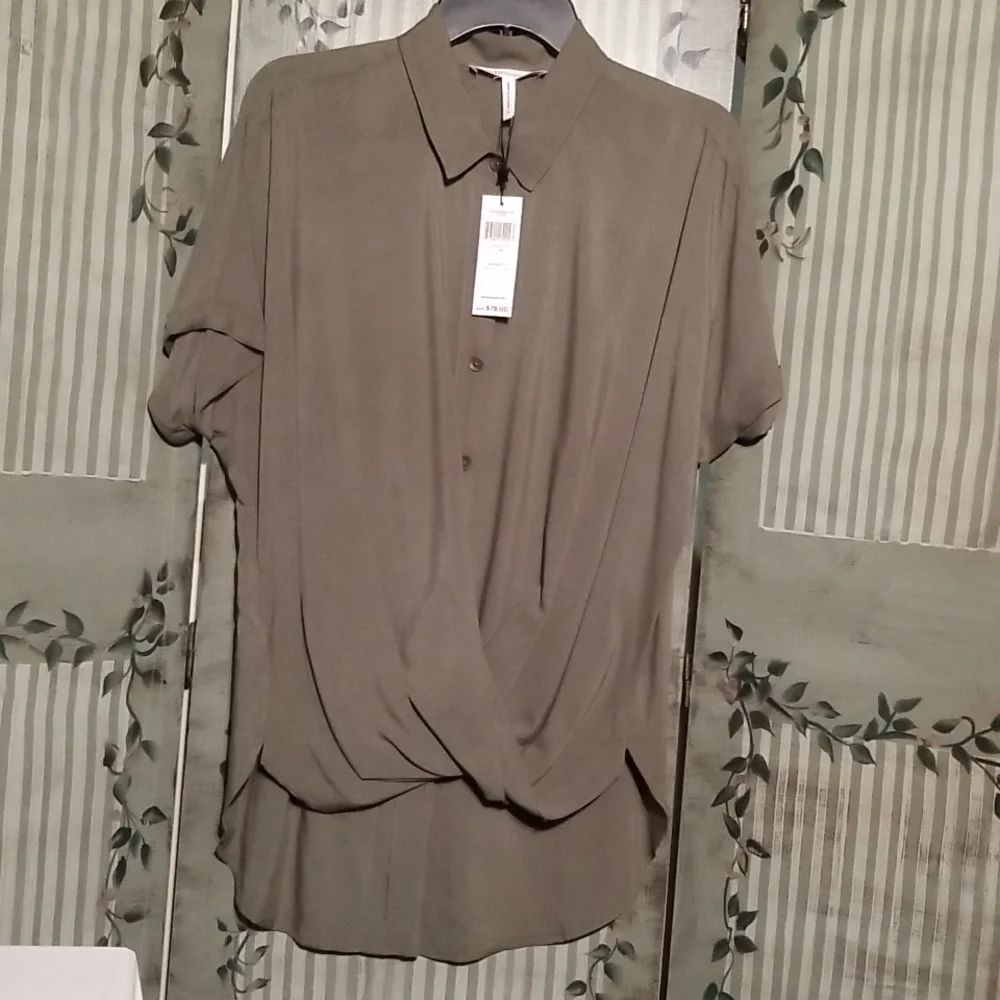 Women's NWT Button front Blouse size Medium - Picture 1 of 6